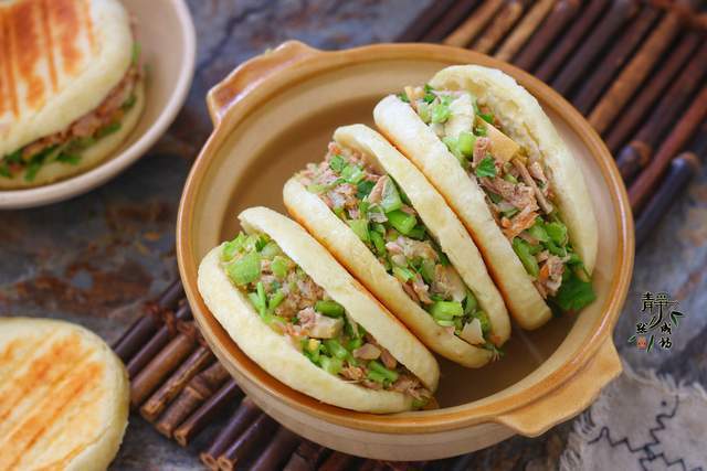 近来做火烧上瘾了!又胖又软还养胃,夹点儿肉,跟吃汉堡似的!