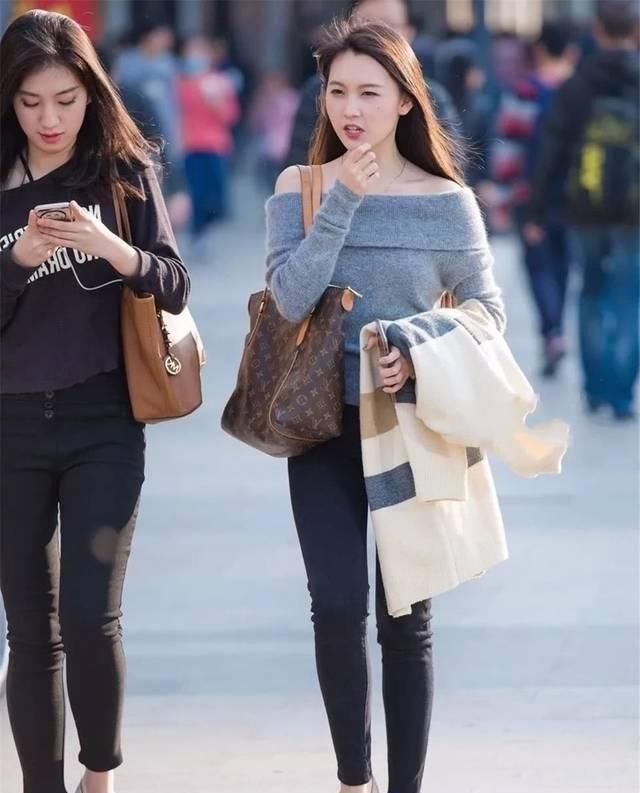 街拍美女:穿时尚露肩针织衫搭配黑色紧身牛仔裤小姐姐,知性优雅