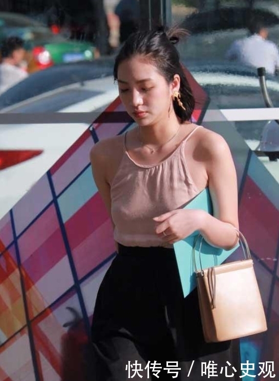 颜值|街拍美女:高颜值女神时尚装扮有亮点,小吊带藏不住好身材