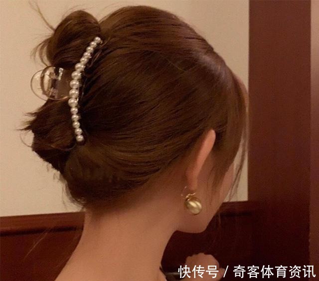珍珠|Jennie竟然用珍珠当腰带，三七亚洲黄金比例，腰线比太优越