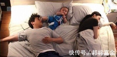 西一|宝宝睡觉不老实,妈妈以为“闹觉”不耐烦,殊不知宝宝发出“帮帮我”的信号!