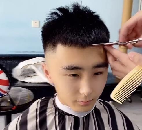 女生|小伙换了款社会人发型后,气质瞬间变高冷了,女生:完全不能直视