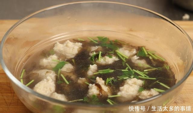 自从学会猪肉丸子这样做,我家隔三差五吃一次,比油炸还香