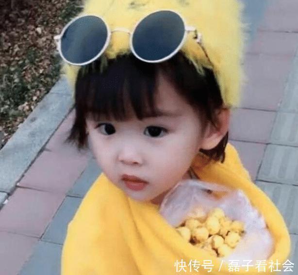 宝宝|爸爸把女儿的衣服穿反了,妈妈气不打一处,当女儿转身后