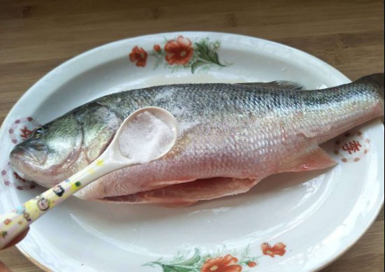 清蒸鲈鱼时,牢记“2不放,加3样”的秘诀,鱼肉嫩白,鲜甜无腥味