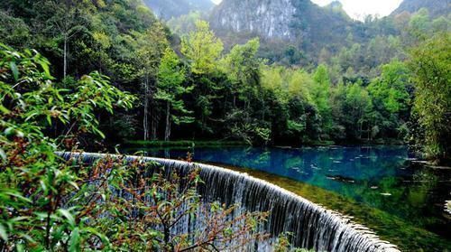 我国最奇特的县城没有通铁路只能坐飞机，山水还能媲美九寨沟