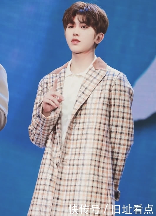 格纹|蔡徐坤穿格纹风衣格外有范,犹如漫画中走出来的美少年