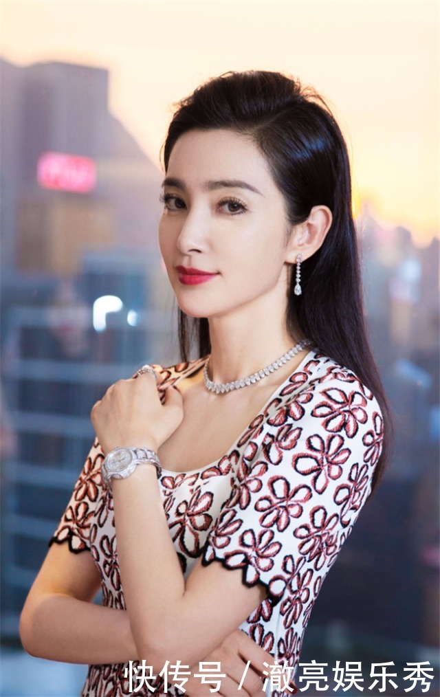 女人戴“手镯”还是“手表”好看？三个理由告诉你，戴错很尴尬！