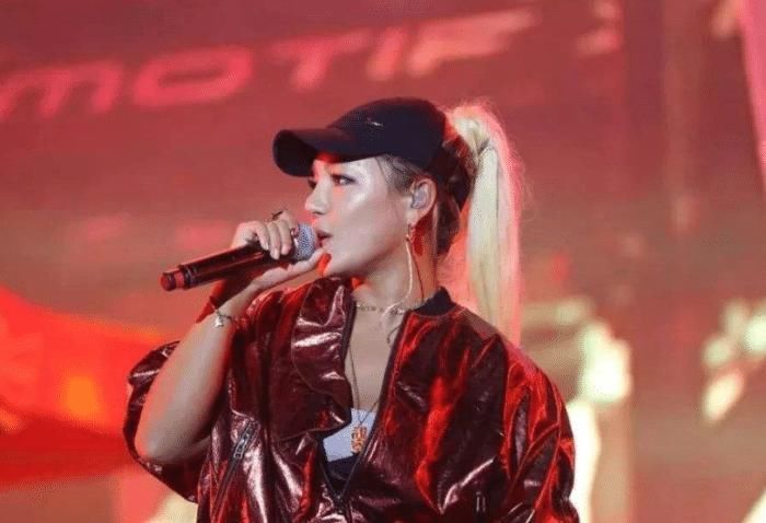 她曾是快女的冠军,整容失败后成“怪物”,只剩下眼珠是“原装的”