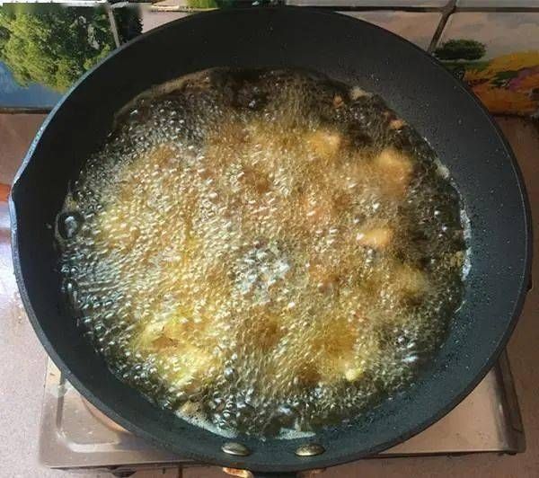 炸酥鱼|炸酥鱼别再用淀粉和面粉了,用它裹浆,酥鱼外酥里内,很好吃