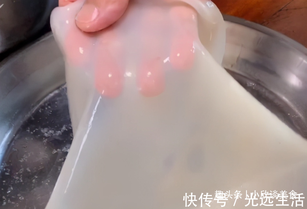 搅拌均匀|想吃凉皮不用买了！教你做“懒人凉皮”，不洗面不用蒸2分钟出锅