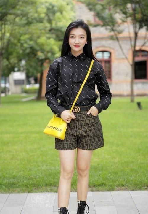 街拍小姐姐一件白色圆领T恤搭配灰色牛仔短裤,尽显时尚魅力