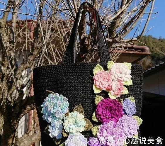包包$55款超美的钩花包包,只要会钩不同的花,拼缝在一起,就能做出