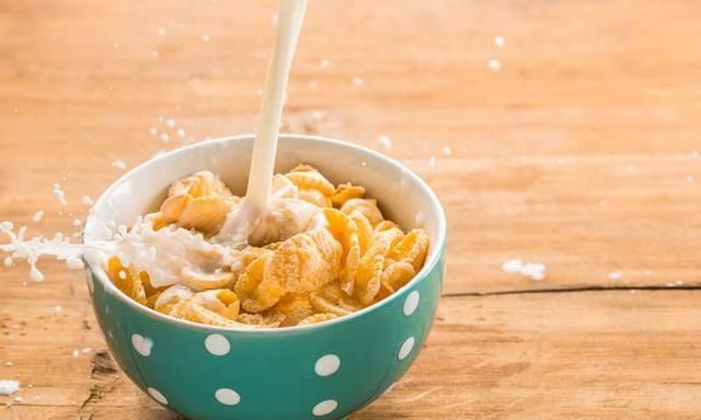 维生素d|燕麦是骨质疏松的“发物”?医生:若想养护骨骼,2种食物要少吃