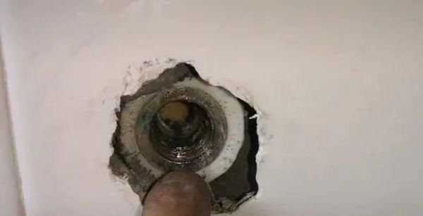 维修师傅|水龙头断在墙壁里怎么办不用花钱请维修师傅，教你妙招自己搞定