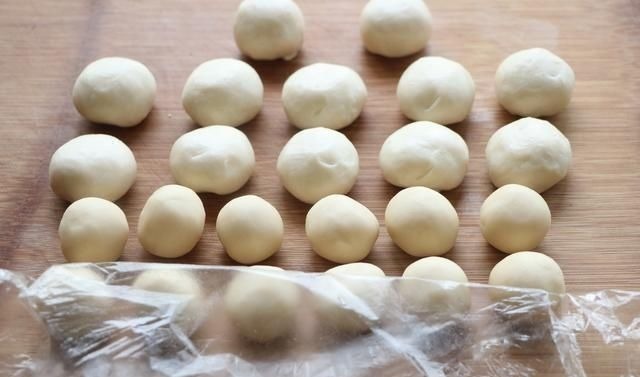 外面一个要8块钱,自己在家做好吃无添加,咬一口酥得掉渣,太香