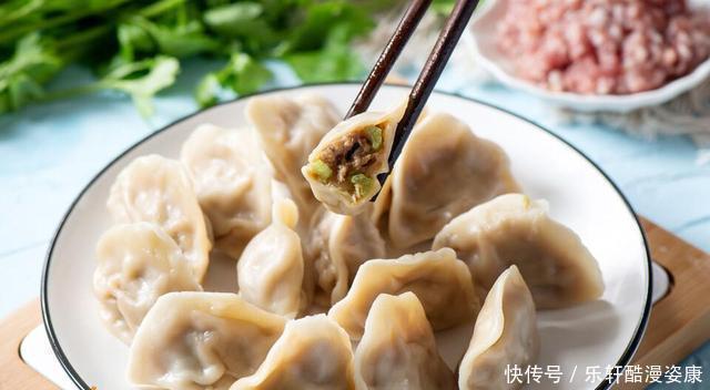 煮冻饺子，最忌水开再下锅，牢记这3点，饺子不露馅不破皮
