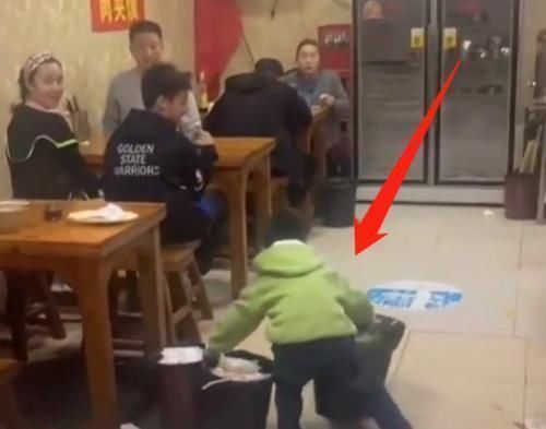 男孩|男孩饭店里提“4个垃圾桶”,以为顾客会嫌弃,不料露出羡慕目光