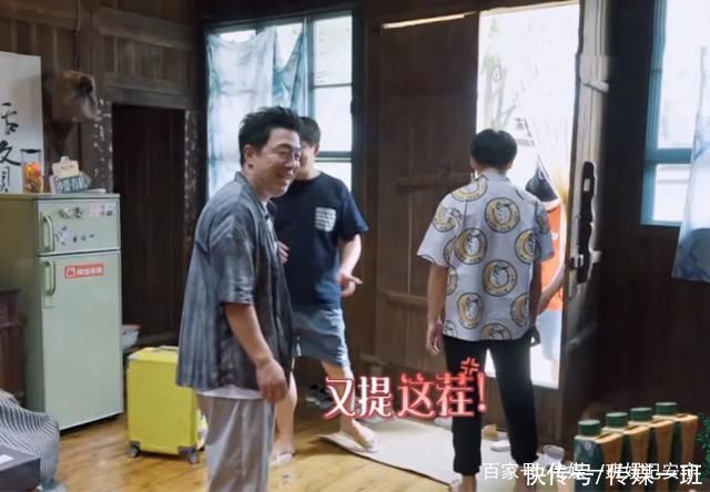 向往生活|《向往生活》名场面，极限男人帮聚头，张艺兴被水枪打得睁不开眼