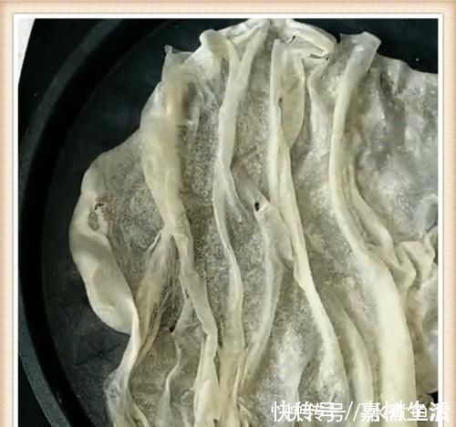 做鸡蛋饼别再搅面糊了，学学这个新做法，柔软透亮比纸薄，特筋道