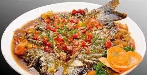 炖鱼不要再用料酒去腥,用它炖,鱼肉鲜嫩不腥,汤汁香浓,3斤鱼不够吃