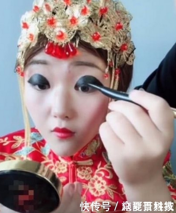 眼线笔|奇闻:这位女子一夜之间爆火,原因竟是因为眼妆,网友:大开眼界