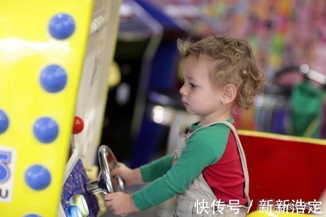 危险|玩蹦床的孩子突然哭喊着脚好痛细数儿童游乐场里隐藏的那些危险