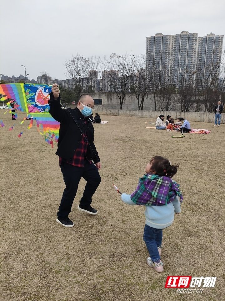 湖南人|壮观！太阳一出来，草地上就“长”满了快发霉的湖南人