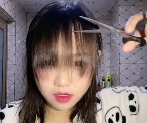 刘海|女学生在家自己剪刘海，越剪颜值给人感觉越高，剪完后居然直接判若两人