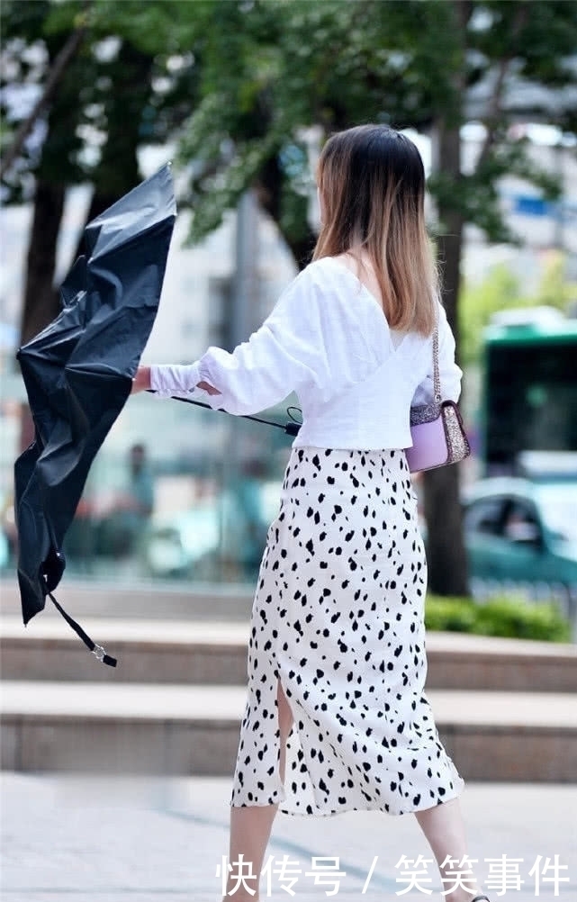 夏日|路人街拍辣妈真会穿,一件“夏日点点裙”美翻全场,超养眼