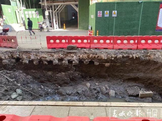 工地挖出清末民初青石板路遗迹……就在昆明市中心这条老街地下