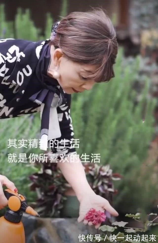 79岁奶奶称自己只穿高跟鞋，化妆打扮穿皮草，一辈子都过精致生活！