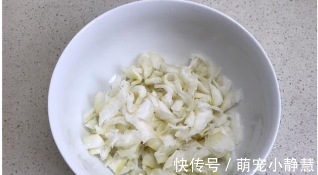 这种水果,皮比肉宝贵多了,可惜很多人不知,总把它当垃圾丢