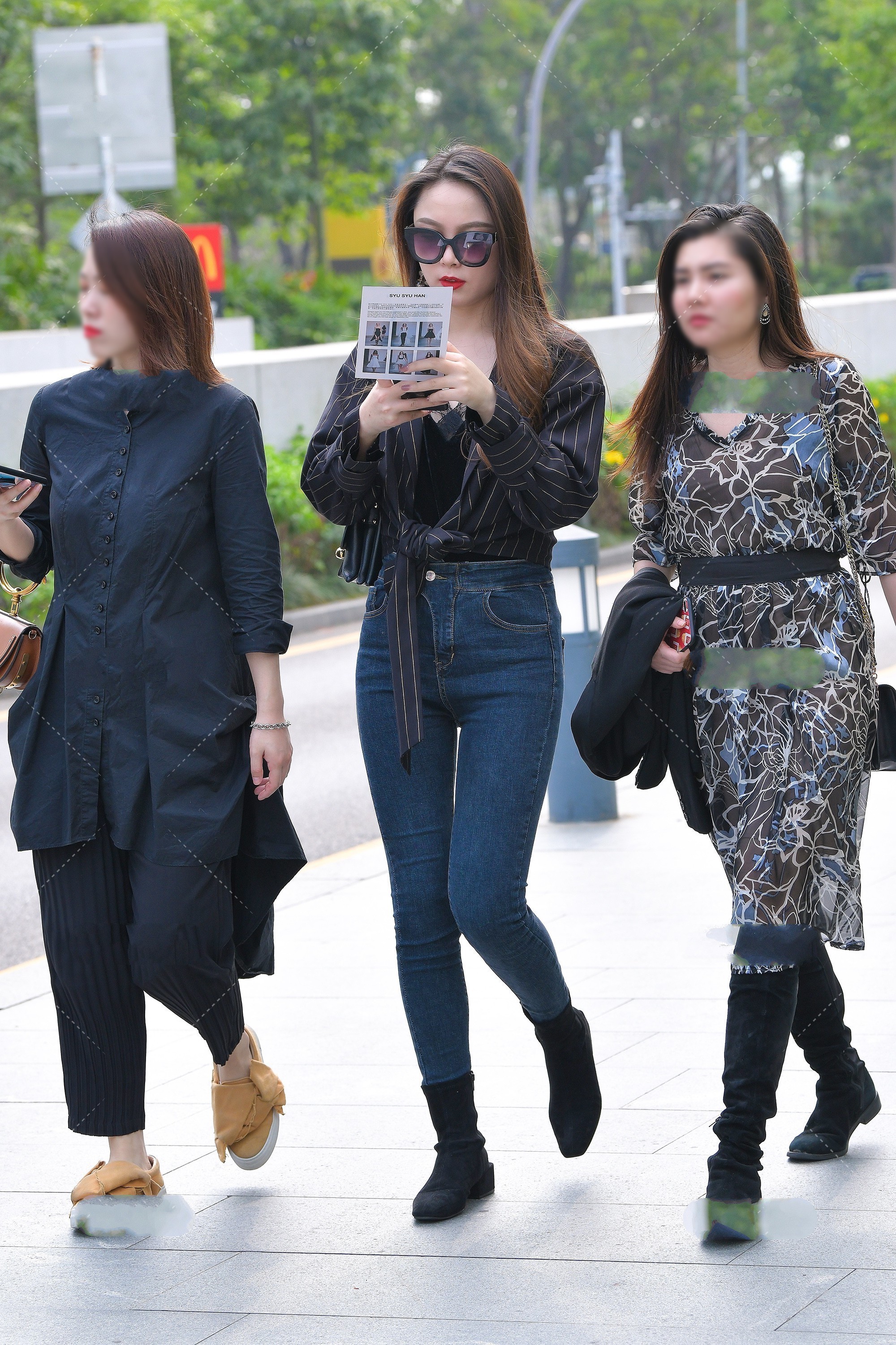 美女街拍:背心可以单穿,还可以搭配衬衫来穿,简单还好看