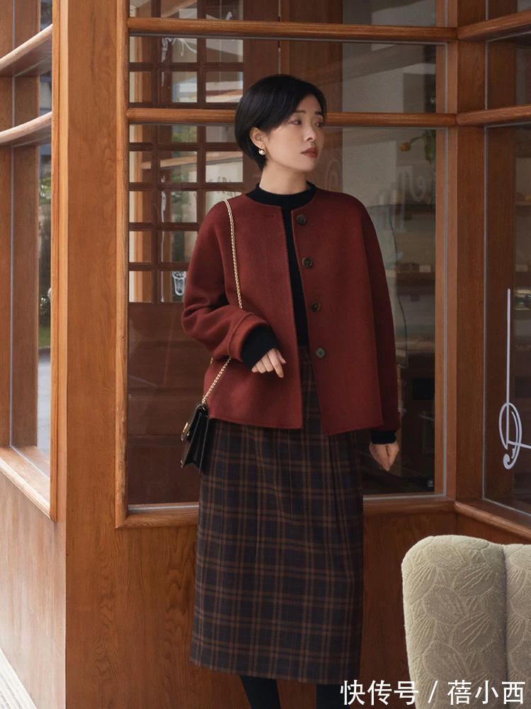 大衣 “短大衣”是时髦女生的冬日必备,配半身裙、裤子优雅时髦又高级