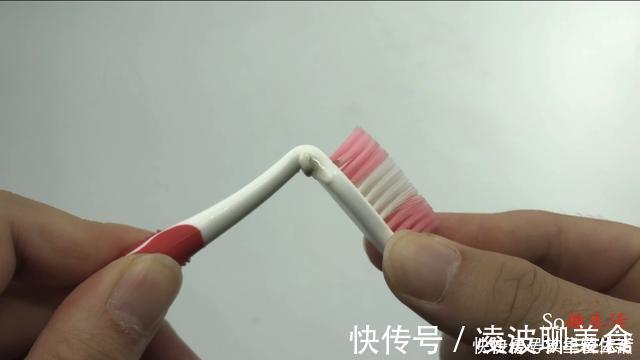 缝隙|两根旧牙刷绑一起，解决了不少人困扰的难题，抓紧提醒家人还不迟
