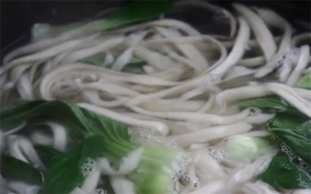 教你做正宗的山西刀削面和陕西油泼面，不用擀面扯面，方法超简单