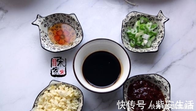 教你在家自制“万能烧烤酱”,烤啥都好吃,成本2块钱!