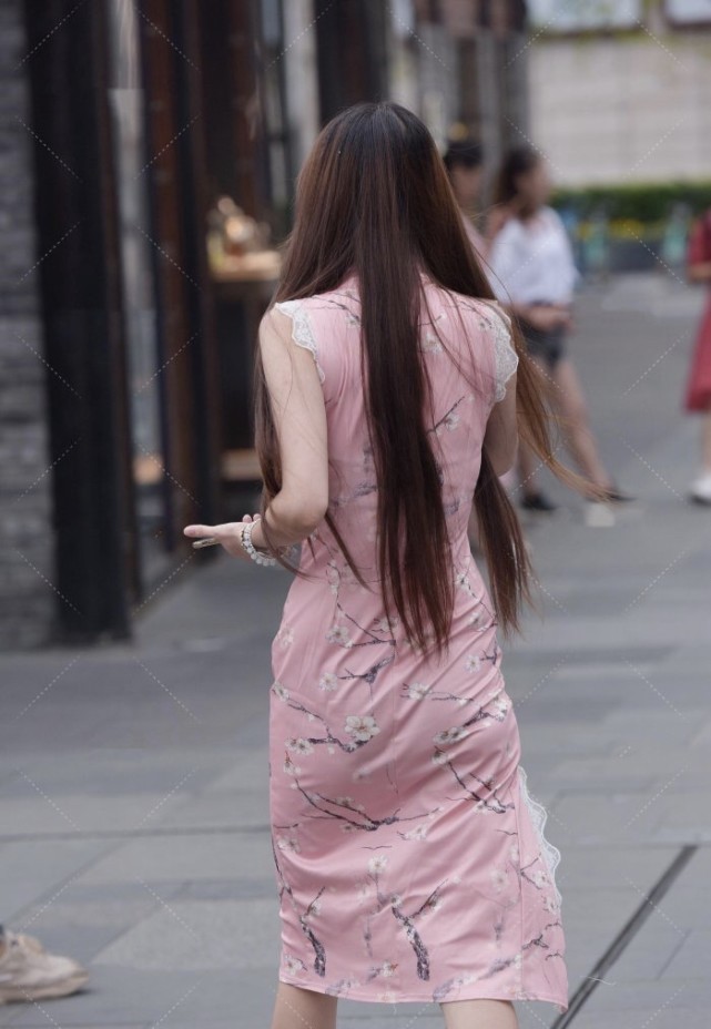 穿搭 逛街就穿粉色旗袍,领口设计新颖,搭配潮流元素美出一道风景线