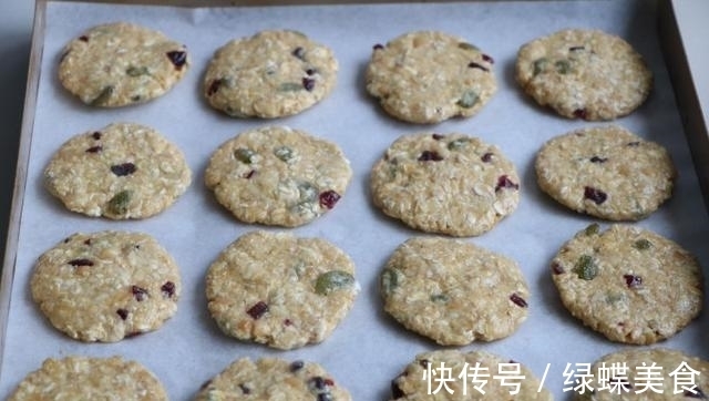 燕麦饼|燕麦别总泡奶喝，打个鸡蛋低温烹饪，吃不怕又比包子馒头好吃