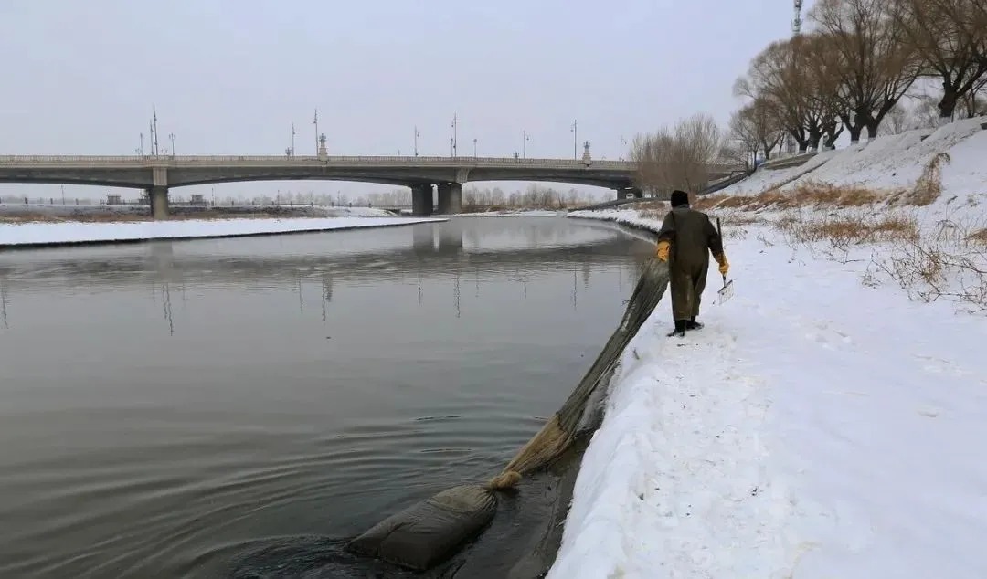 冬天莫封竿,只要选择好钓具饵料和钓法,大鲫鱼连竿上岸