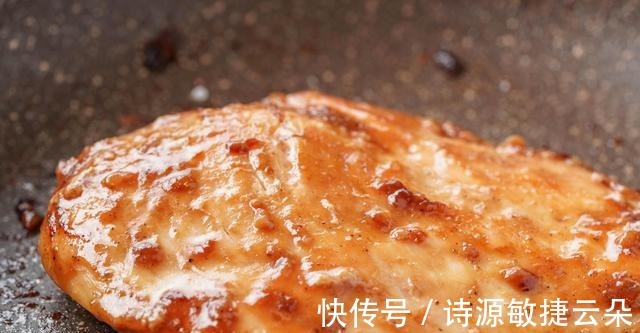 美味|健身之后吃什么，来两块嫩煎鸡胸肉，营养丰富，美味可口！