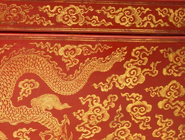 明永乐年间的古董经匣,红漆底戗金龙纹,属于皇室一级宝贝