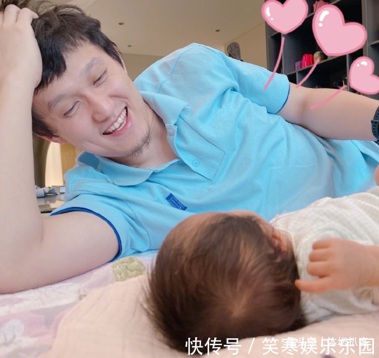 杨臻博|女儿百天!惠若琪一家三口合影,和老公甜蜜接吻,小小惠首次露面