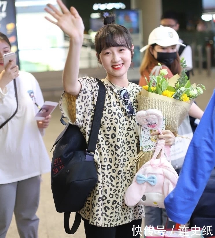 衬衣|当沈月李子璇同在机场穿花衬衣,终于见识到95后中也有鸿沟!