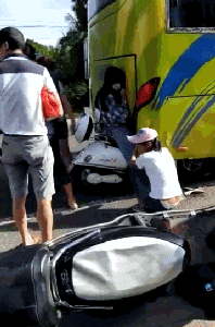 |搞笑GIF:这样的妹子 一看就不是省油的灯