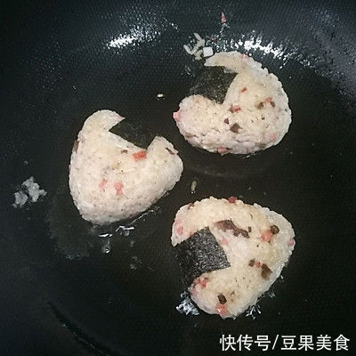 火腿肠|这道「一人食」牛肉饭团+泡面美味下饭，连着吃都不腻