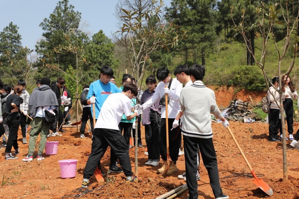 智能化时代更需劳动教育，湖工大开展校企合作共建劳动基地