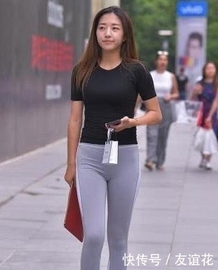 大长腿的小姐姐搭配打底裤,潇洒又不失优雅,格外好看