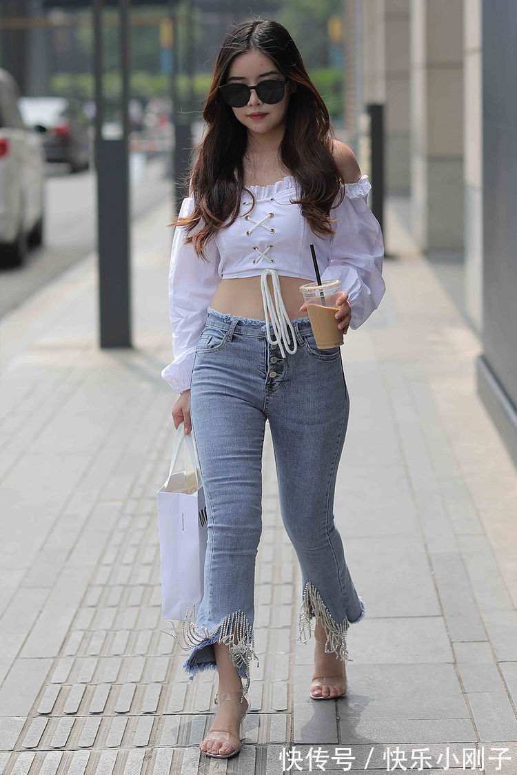 清凉 早秋靓丽又显个性的穿搭,牛仔裤配长袖一字肩,清新时髦又好看